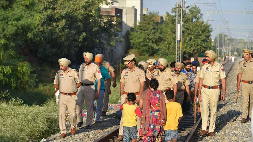 amritsar-rail-accident_stone-pelting