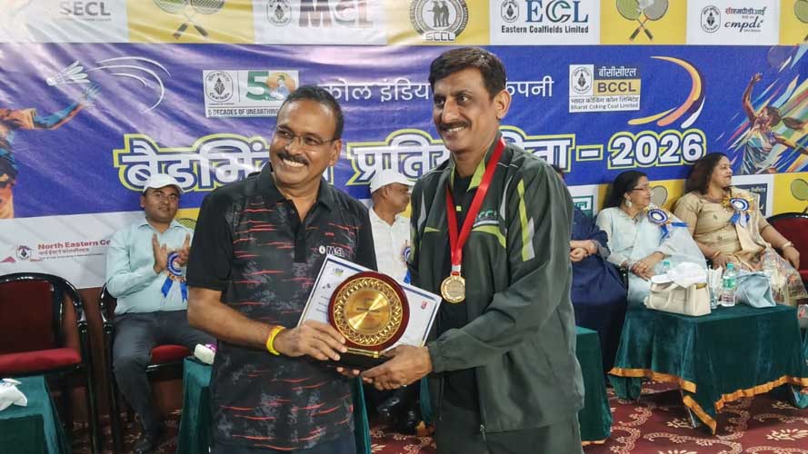 55+ आयु वर्ग के अविनाश कुमार तिवारी बैडमिंटन प्रतियोगिता जीता