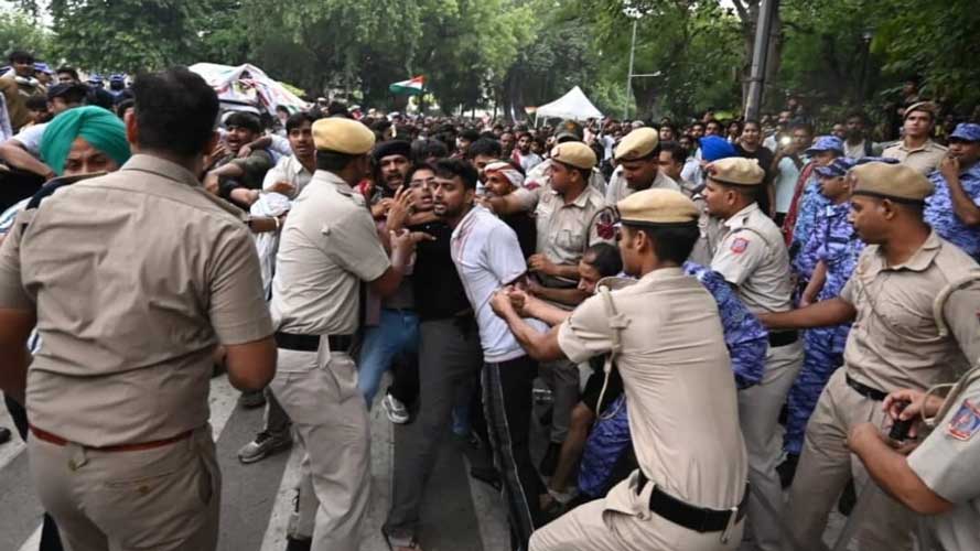 आंसू गैस के गोलों के बीच सरकार झुकी, जेपी नड्डा से वार्ता, अस्पताल से वांगचुक की हुंकार!