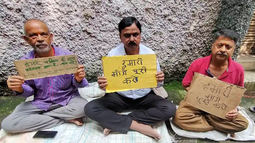 हमारे भविष्य के साथ घोटाला हुआ है: होटल रांची अशोक के जबरन सेवानिवृत्त कर्मचारियों का धरना