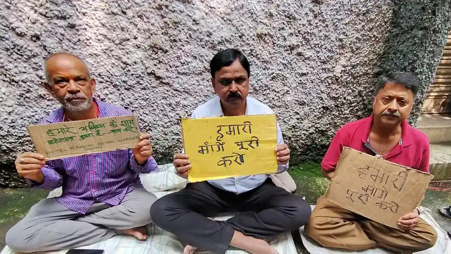 10 दिनों में मांगें पूरी न हुईं तो मुख्य द्वार पर करेंगे अर्ध-नग्न प्रदर्शन: होटल रांची अशोक के सेवानिवृत्त कर्मचारी