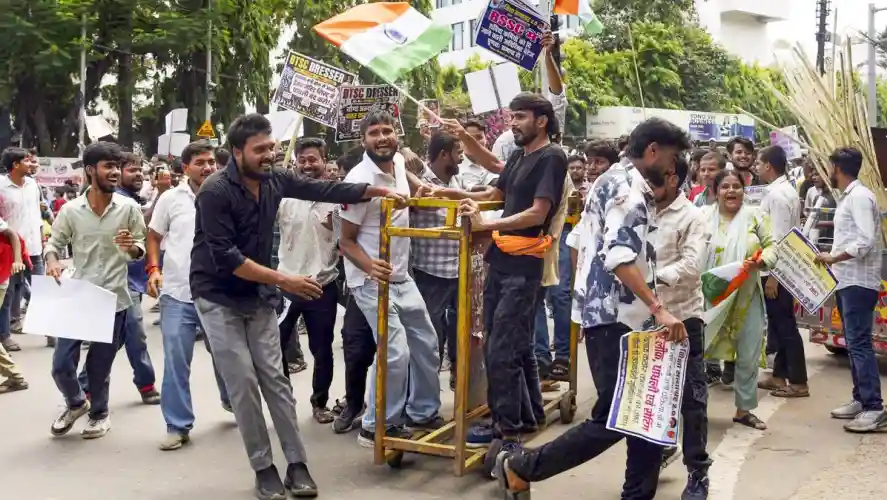 पटना में छात्रों का महासंग्राम: सीएम आवास घेरने निकले प्रदर्शनकारियों पर पुलिस का लाठीचार्ज और वाटर कैनन, BPSC परीक्षा नियंत्रक सस्पेंड