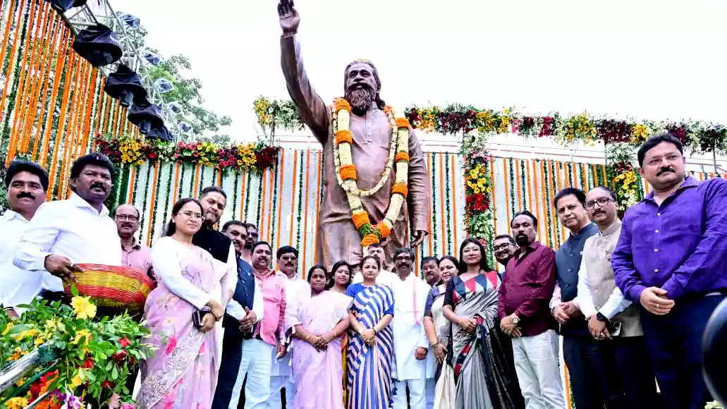 नेमरा में शिबू सोरेन की आदमकद प्रतिमा का अनावरण, 105 करोड़ की विकास योजनाओं की सौगात