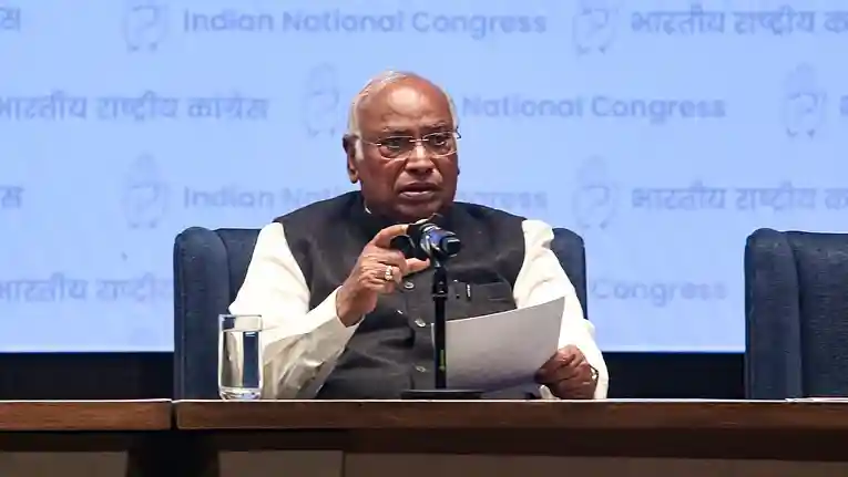 100% टैरिफ की धमकी पर भड़की कांग्रेस: खड़गे बोले- ‘अमेरिका के आगे समर्पण कर रहे मोदी, विदेश और व्यापार नीतियां विफल’