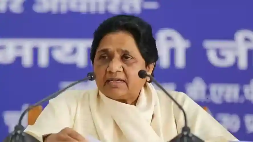 परिवारवाद पर मायावती का सर्जिकल स्ट्राइक: भतीजों की नो-एंट्री, ‘सरप्राइज फेस’ दीपिका आनंद संभाल सकती हैं BSP की कमान